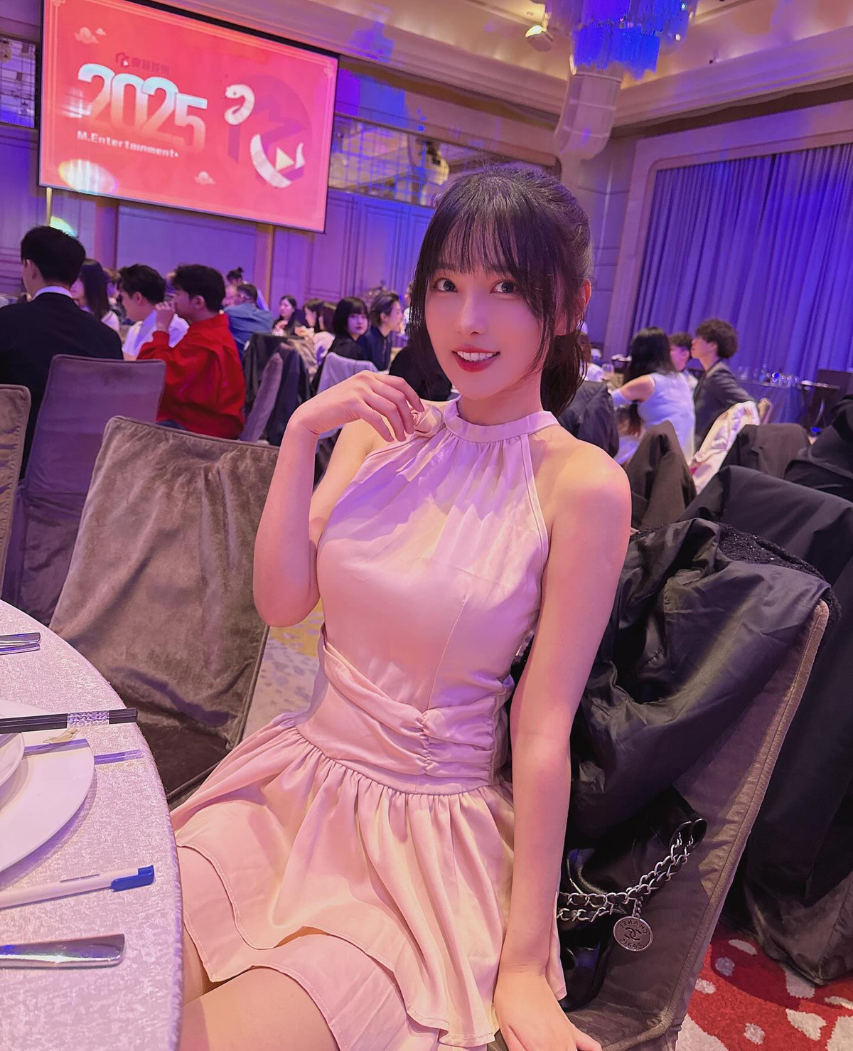 Với hàng triệu lượt theo dõi, Lebaby là một trong những hot girl – streamer có sức ảnh hưởng lớn tại Trung Quốc. Không chỉ dừng lại ở việc livestream, cô còn hợp tác với nhiều nhãn hàng thời trang, mỹ phẩm, xuất hiện trong các chiến dịch quảng cáo lớn.