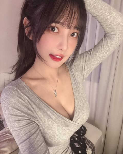 Với lượng người theo dõi khổng lồ trên các nền tảng như Douyin (TikTok Trung Quốc), Weibo và Kuaishou, Lebaby trở thành một trong những gương mặt đình đám của giới streamer nữ.