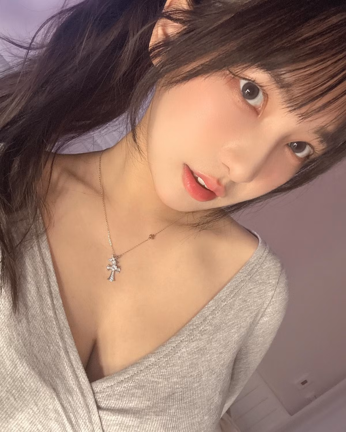 Lebaby sở hữu gương mặt bầu bĩnh, đường nét hài hòa, đôi mắt to tròn và làn da trắng mịn, tạo nên vẻ đẹp trong trẻo nhưng vẫn quyến rũ.