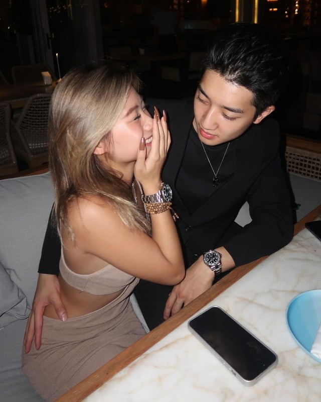 Tuy vậy, động thái xóa/ẩn toàn bộ ảnh chụp chung làm dấy lên nghi vấn cặp đôi đã chia tay.