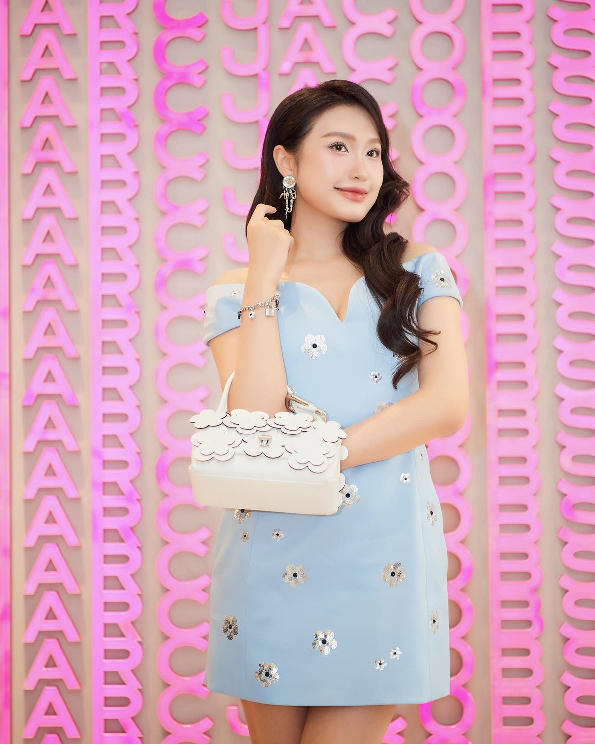 Cô nàng ưa chuộng cách trang điểm nhẹ nhàng, trong trẻo tôn lên đường nét gương mặt.