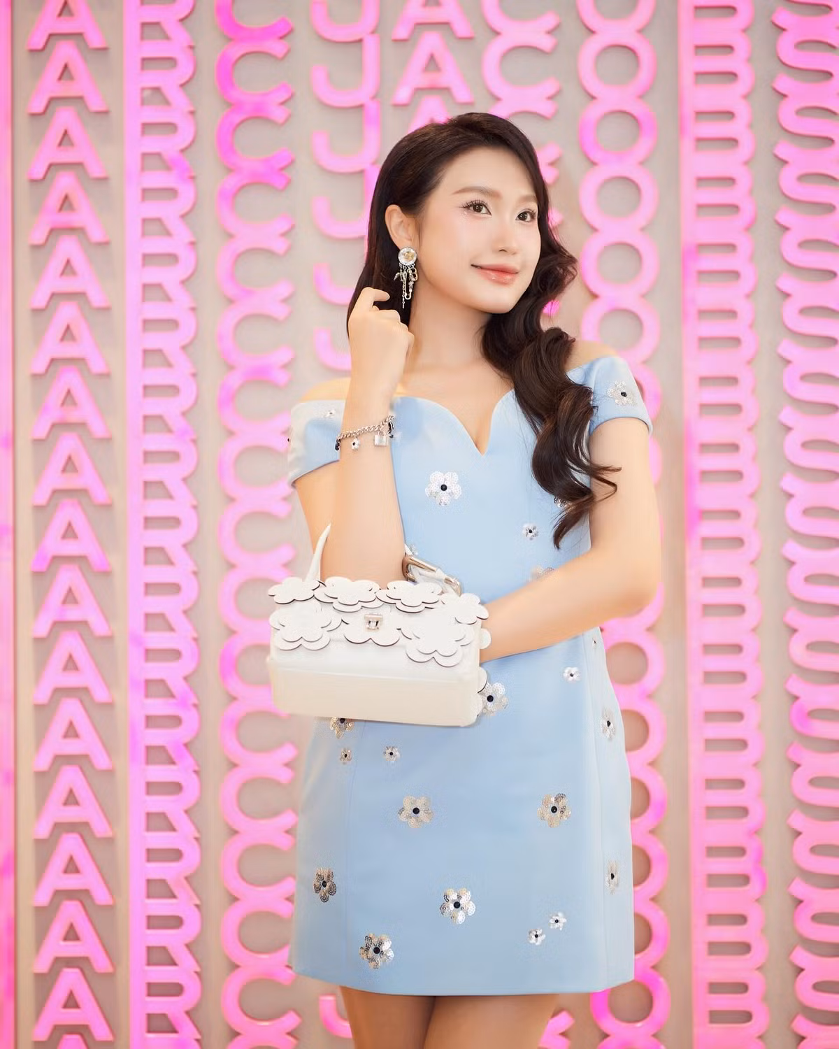 Cô nàng ưa chuộng cách trang điểm nhẹ nhàng, trong trẻo tôn lên đường nét gương mặt.