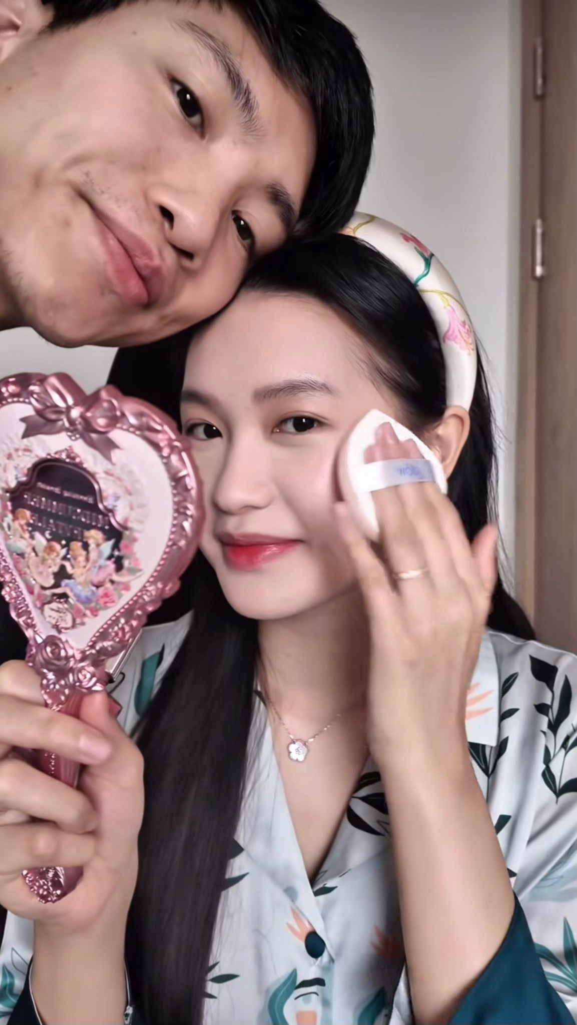 Nhiều người cũng nhận thấy Đoàn Văn Hậu có phần kém sắc, xuề xòa so với trước đây, anh chàng xuất hiện với làn da khá xỉn màu, râu không cạo. Từ khi rời sân đấu do chấn thương, những câu chuyện xoay quanh Đoàn Văn Hậu chủ yếu là về gia đình.