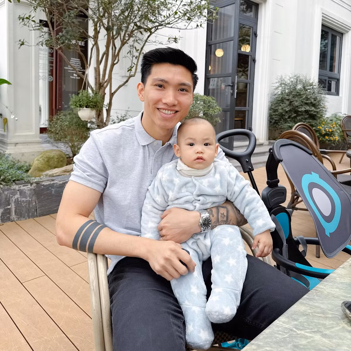 Văn Hậu dính chấn thương viêm điểm bám gót chân vào hồi tháng 9/2023. Sau khi phát hiện chấn thương, anh đã sang Singapore để thăm khám và điều trị chấn thương 2 lần. Một lần diễn ra trước thời điểm đám cưới với Doãn Hải Mỹ, một lần sau đám cưới. Đến hiện tại, anh vẫn chưa hoàn toàn hồi phục để có thể quay lại sân thi đấu.