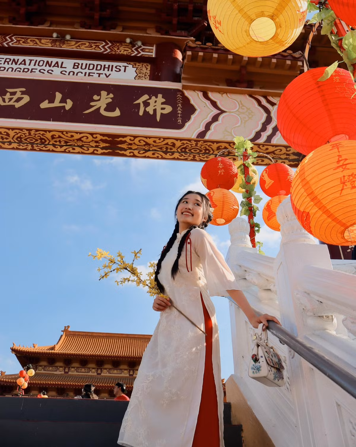 Trước đó, cô nàng khiến netizen ấn tượng khi được nhận vào Đại học Stanford - ngôi trường hạng 6 thế giới (theo xếp hạng của QS World University Ranking 2025). Trong suốt 2 năm theo học tại trường, Jenny Huỳnh vừa học vừa tiếp tục công việc YouTuber và góp mặt trong một vài sự kiện quy tụ dàn KOLs, Influencers đình đám.