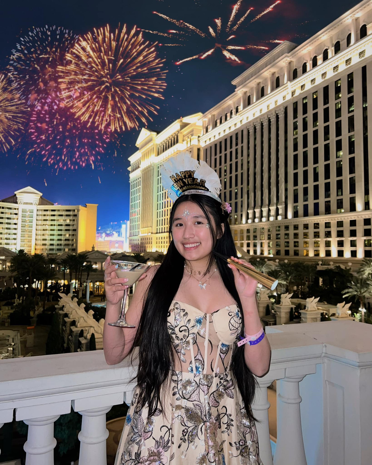 Tuy nhiên nàng Youtuber chủ động xin lời khuyên từ các tiền bối, cũng như những người theo dõi để có kỷ niệm đáng nhớ tại Đại học Bắc Kinh.