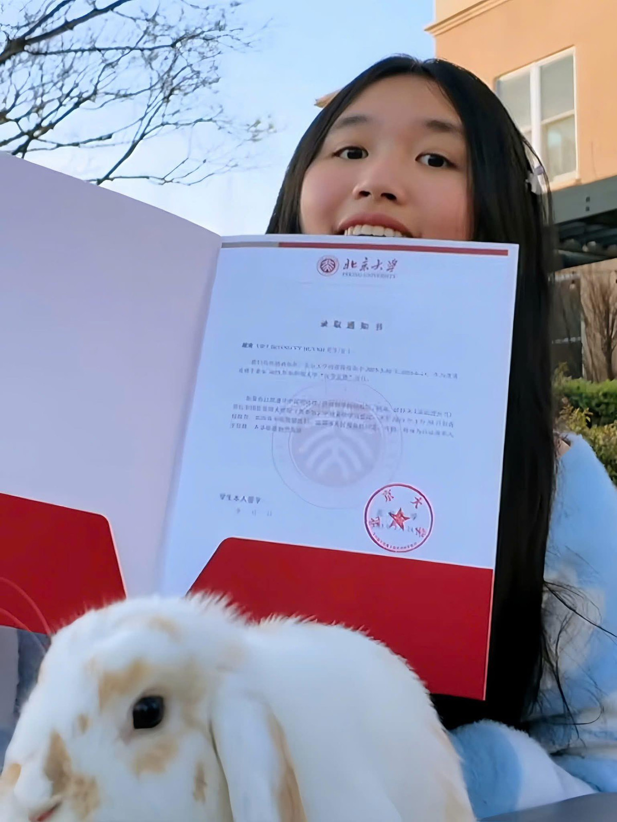 Jenny Huỳnh là cái tên không còn xa lạ với giới trẻ, đặc biệt là lứa Gen Z. Trong nhiều năm qua, cô bạn đã gặt hái được những thành công đáng kể. Mới đây cô bạn vừa đăng tải video chia sẻ về việc mình đã chính thức trở thành sinh viên trao đổi tại Đại học Bắc Kinh sau hai năm học tập tại Đại học Stanford, ngôi trường xếp hạng 6 thế giới (theo xếp hạng của QS World University Ranking 2025).