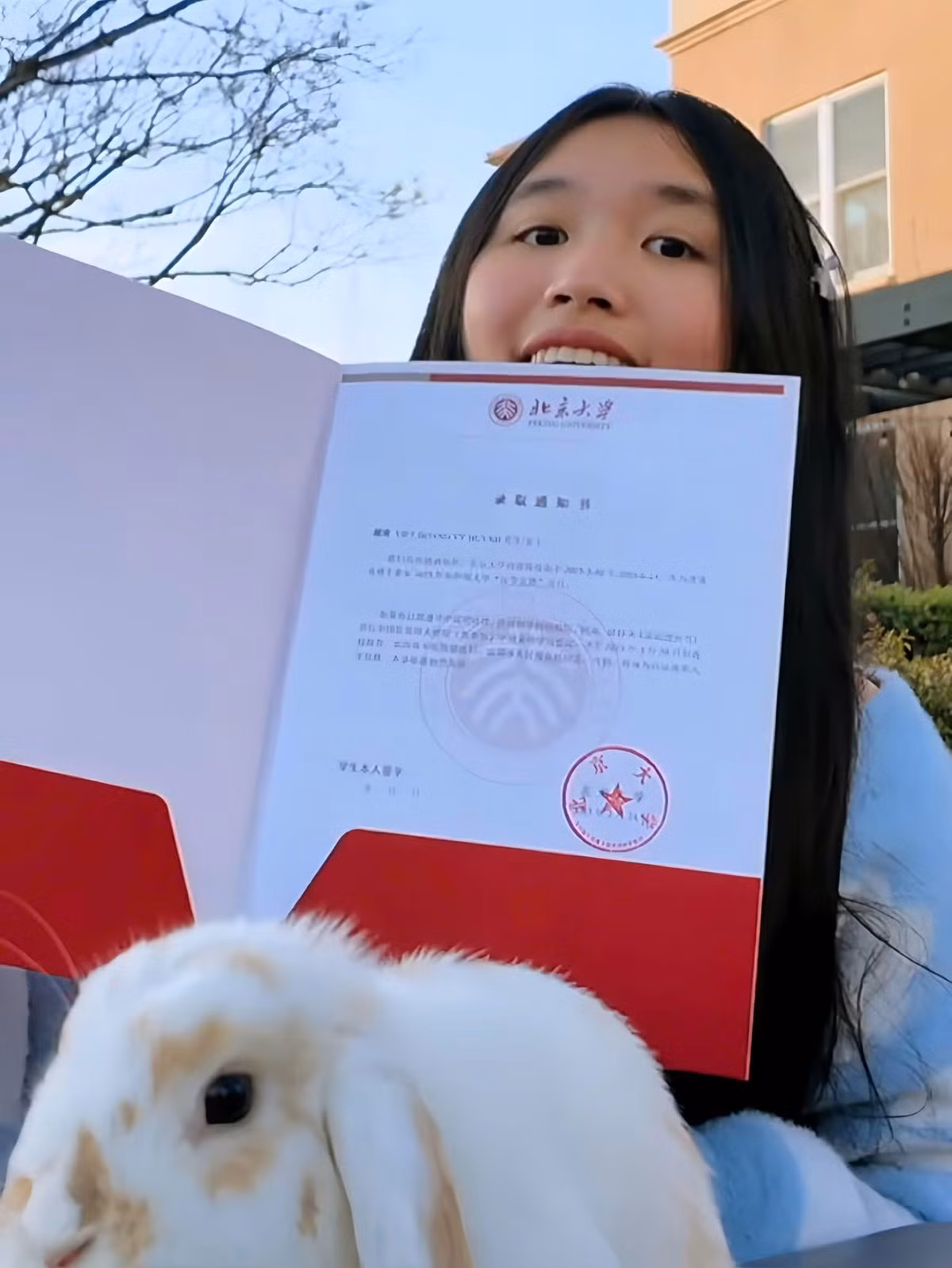 Jenny Huỳnh là cái tên không còn xa lạ với giới trẻ, đặc biệt là lứa Gen Z. Trong nhiều năm qua, cô bạn đã gặt hái được những thành công đáng kể. Mới đây cô bạn vừa đăng tải video chia sẻ về việc mình đã chính thức trở thành sinh viên trao đổi tại Đại học Bắc Kinh sau hai năm học tập tại Đại học Stanford, ngôi trường xếp hạng 6 thế giới (theo xếp hạng của QS World University Ranking 2025).