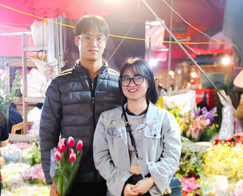 Bước sang năm thứ ba trong hành trình yêu nhau, chị Nguyễn Thị Hằng (24 tuổi, quê ở Quảng Ninh) đã chọn chợ hoa như một nơi để ôn lại kỷ niệm cũ. “Mỗi năm chúng mình đều tới đây để ghi lại những kỷ niệm cùng nhau. So với những năm trước, năm nay có nhiều loại hoa đẹp hơn cho mọi người lựa chọn. Mình rất vui vì được cùng bạn trai tới đây”, chị Hằng chia sẻ. Ảnh: Thu Hà