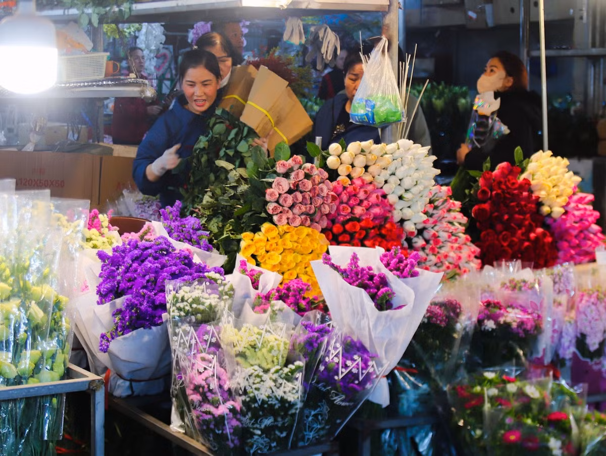 Khảo sát giá hoa tại chợ hoa Quảng An năm nay, các tiểu thương cho biết, hoa hồng Đà Lạt có giá dao động từ 270k/bó 30 bông, tùy màu sắc và kích thước; hoa tulip có giá 250k một bó/10 bông; hoa cẩm chướng có giá 80k/bó 10 bông; hoa phi yến có giá 60k/bó 10 cành; hoa cẩm tú cầu có giá 150k/bó 5 cành; cúc Tana 40k/bó 16 cành. Các loại hoa với nhiều phân khúc giá thành cho người dân lựa chọn. Ảnh: Thu Hà