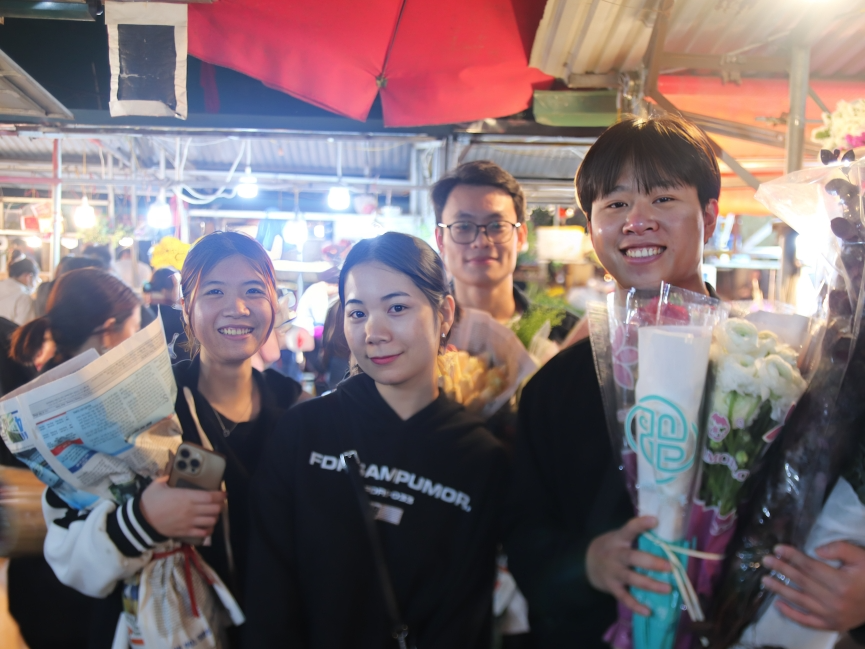 Với mục đích tìm chọn hoa về để bán phục vụ ngày Quốc tế Phụ nữ, Lương Như Công (25 tuổi, ở Cầu Giấy, Hà Nội) cho biết: “Đây là lần đầu mình cùng các bạn tới chợ hoa Quảng An. Ban đầu có hơi lo chút vì không biết giá cả, người bán hàng ở đây như thế nào. Nhưng sau khi tiếp xúc và mua được khá nhiều hoa, mình thấy mọi người ở đây rất thân thiện, giá cả cũng rất hợp lý”. Ảnh: Thu Hà