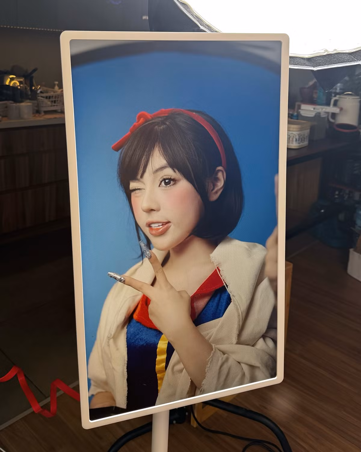 Điều đặc biệt khiến netizen xuýt xoa chính là thần thái của cô nàng: vừa dịu dàng, ngây thơ đúng chất công chúa, vừa mang nét cuốn hút, hiện đại của một hot girl thế hệ mới.