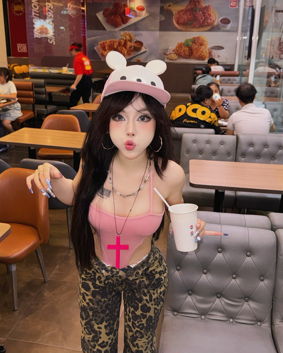 Cô nàng không chỉ sở hữu nhan sắc nổi bật mà còn có gu thời trang tinh tế, thường xuyên xuất hiện với những bộ ảnh mang phong cách đa dạng từ dễ thương, cá tính đến sang chảnh, quyến rũ.