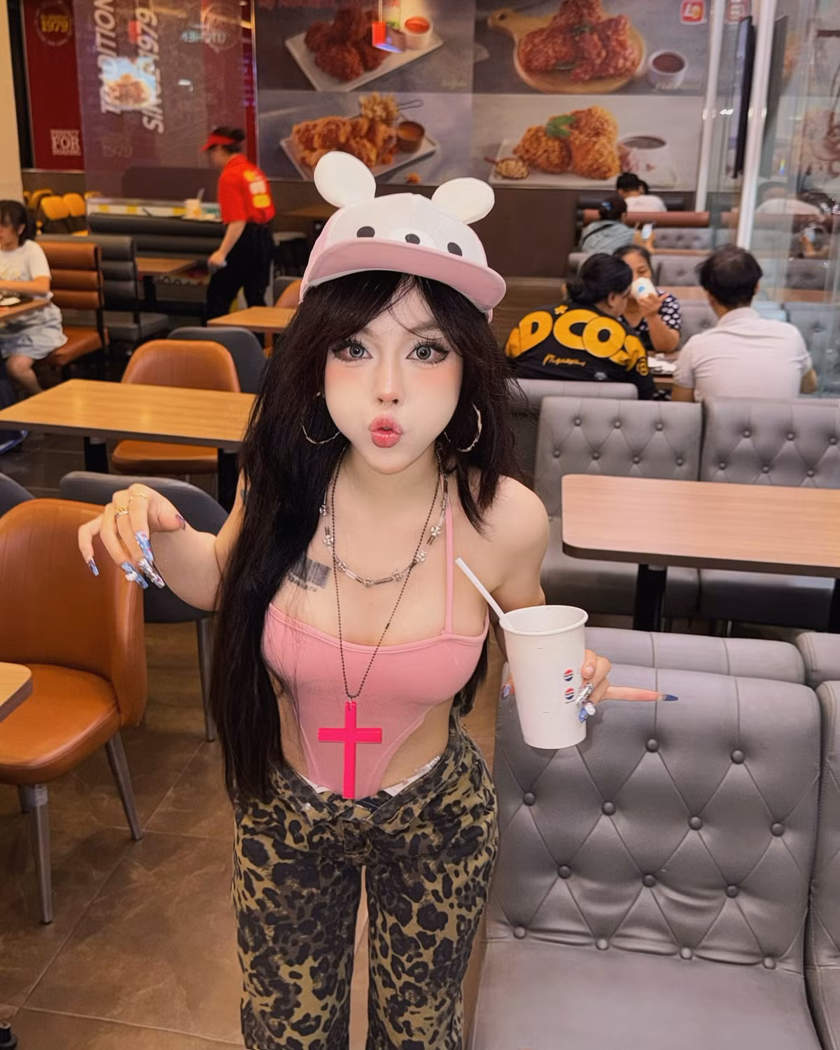 Cô nàng không chỉ sở hữu nhan sắc nổi bật mà còn có gu thời trang tinh tế, thường xuyên xuất hiện với những bộ ảnh mang phong cách đa dạng từ dễ thương, cá tính đến sang chảnh, quyến rũ.