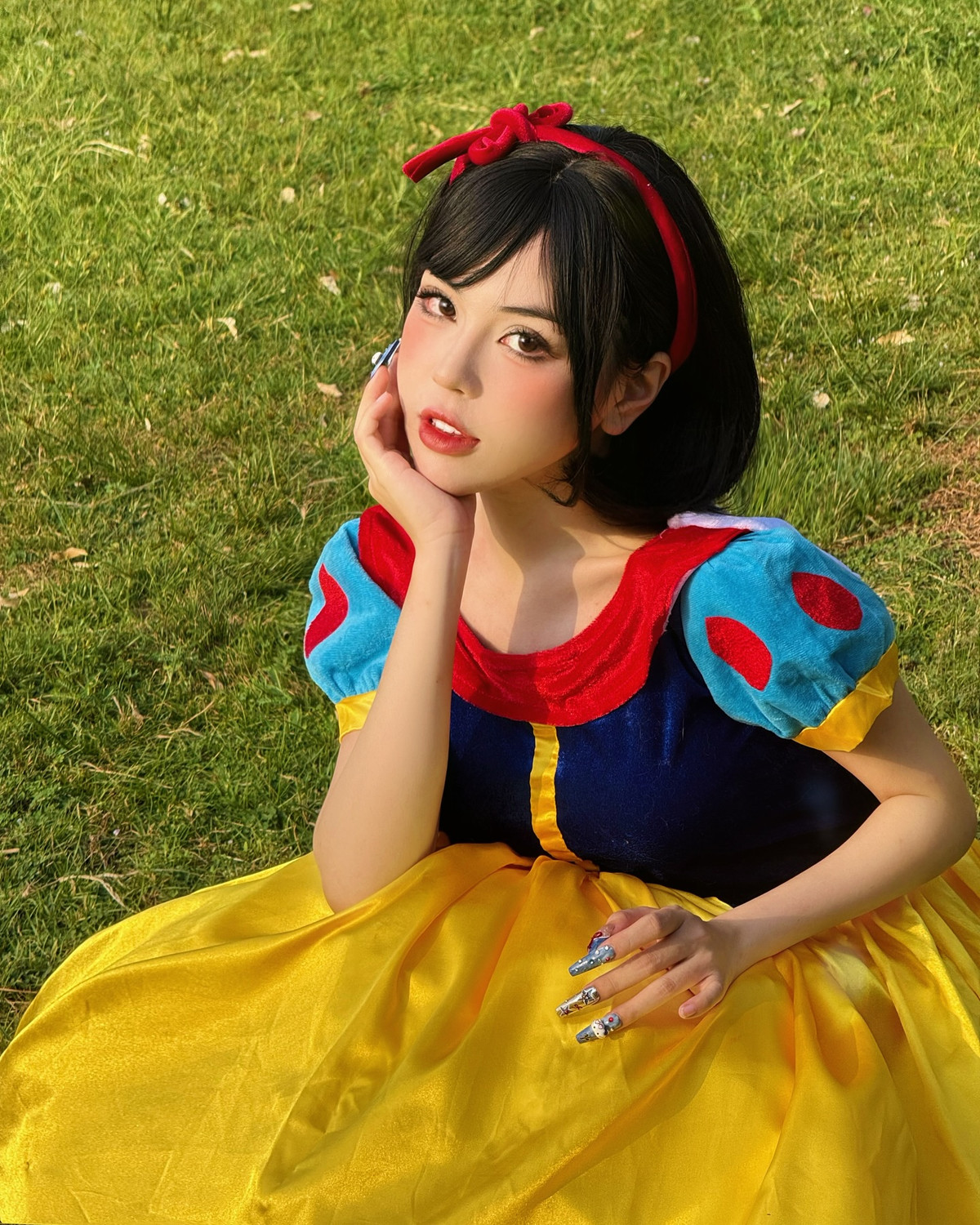 Nàng công chúa Bạch Tuyết luôn là nguồn cảm hứng cho nhiều cô nàng trong các bộ ảnh cosplay. Đặc biệt khi bộ phim "nàng Bạch Tuyết" phiên bản live action của Disney chuẩn bị ra rạp toàn quốc, nhiều cô nàng đã hóa thân thành nàng Bạch Tuyết ngoài đời thực, trong đó có Bảo Khuyên Susan.