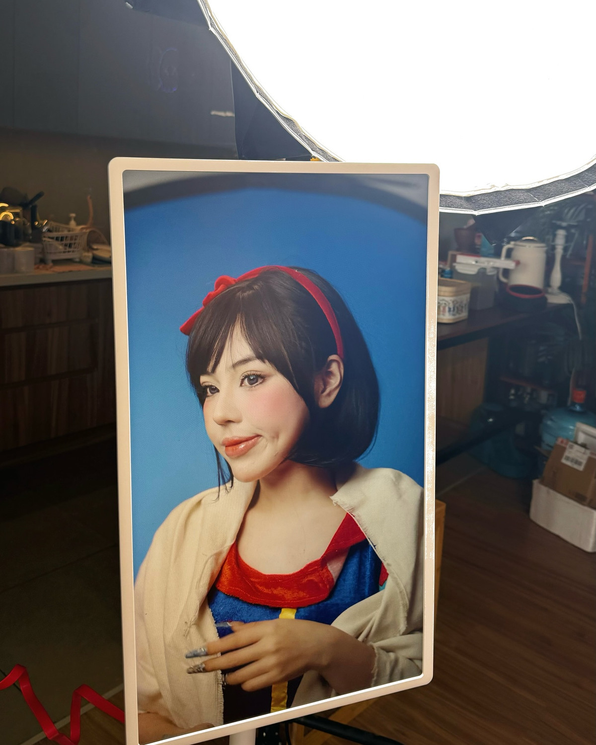 Ngay khi đăng tải, bộ ảnh đã nhanh chóng nhận về hàng loạt bình luận khen ngợi từ cộng đồng mạng. Nhiều người nhận xét rằng cô nàng chính là phiên bản đời thực của Bạch Tuyết, thậm chí còn có phần "nâng cấp" với vẻ ngoài kiêu kỳ, quyến rũ.