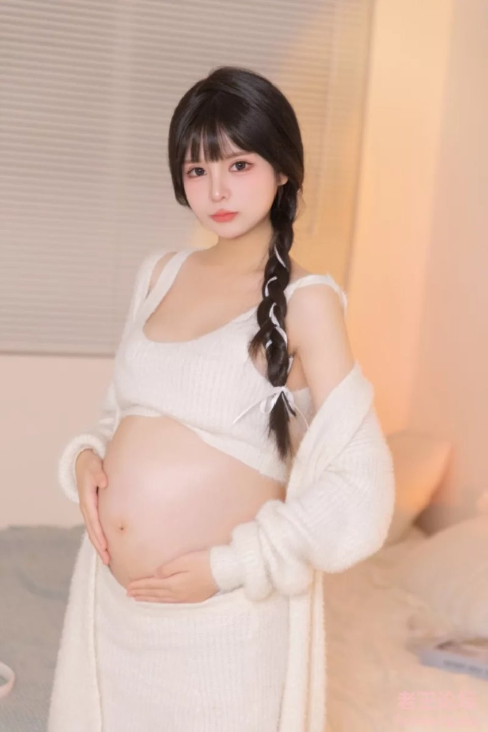 Điều này đã khiến nhiều người cảm thấy "nhức mắt" và cho rằng cô nàng đang cố tình gây chú ý bằng cách phản cảm.