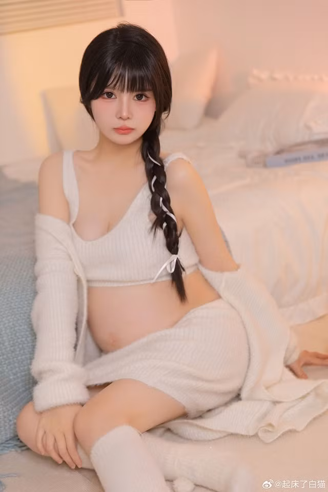 Một số netizen cho rằng việc ăn mặc quá gợi cảm trong thời gian mang thai là không phù hợp, thậm chí có thể gây ảnh hưởng đến sức khỏe của cả mẹ và bé. Đặc biệt là việc trang điểm với những tạo hình cosplay như vậy rất tốn thời gian, điều này có thể ảnh hưởng xấu đến người mẹ.