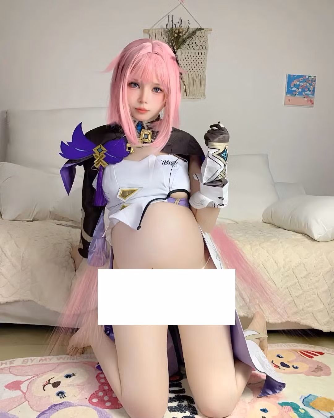 Trong những hình ảnh được lan truyền, hot girl này diện những bộ trang phục cosplay hở bạo, khoe trọn đường cong cơ thể dù đang mang bầu ở những tháng cuối thai kỳ.