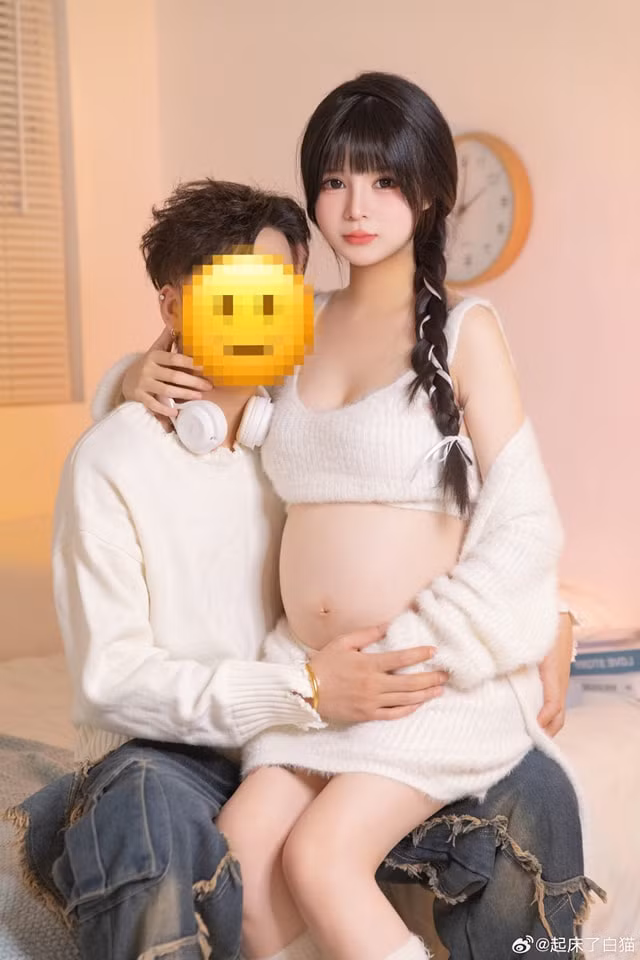 Bên cạnh đó việc bà bầu thể hiện sự tự tin với cơ thể của mình là điều đáng ủng hộ, chính thế nàng hot girl này vẫn muốn thể hiện sự quyến rũ trong những bức ảnh bầu là điều bình thường và đáng được tôn trọng.