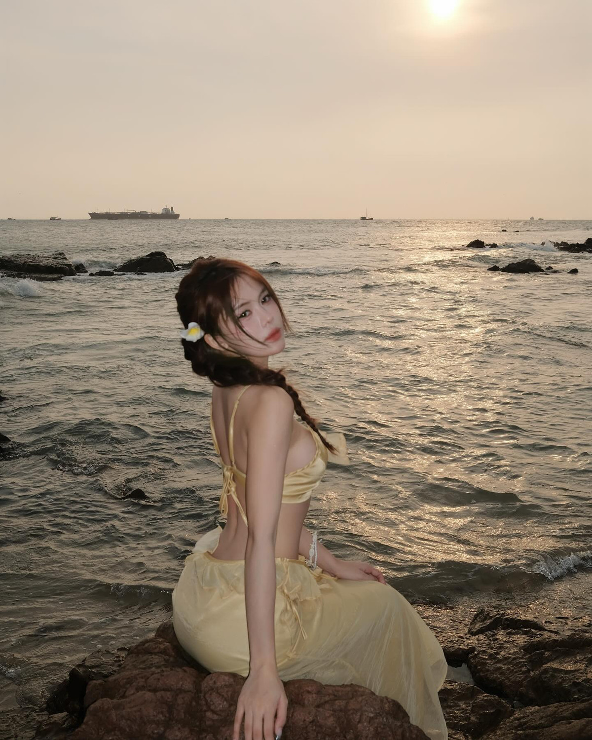 Khung cảnh biển xanh, cát trắng cùng ánh nắng vàng rực rỡ càng làm nổi bật thần thái sang chảnh của nữ TikToker.