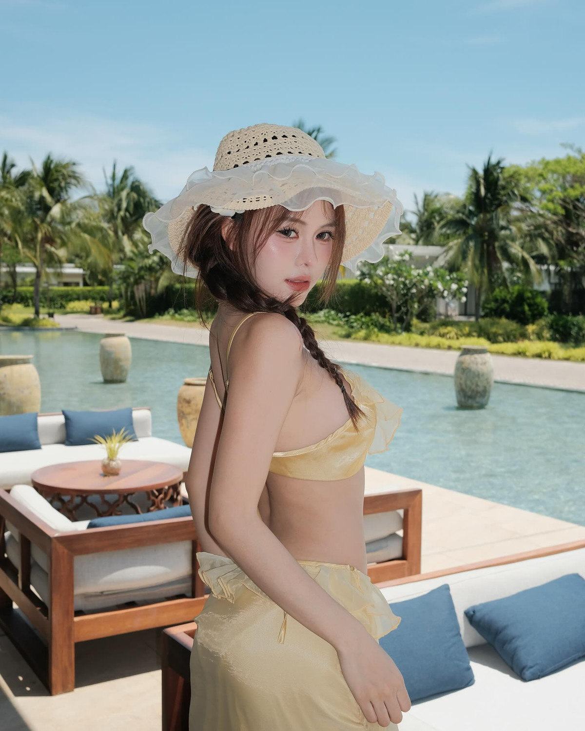 Trong những góc hình cận cảnh, cô nàng khoe trọn nhan sắc không góc chết cùng thân hình cực phẩm "vòng nào ra vòng nấy".