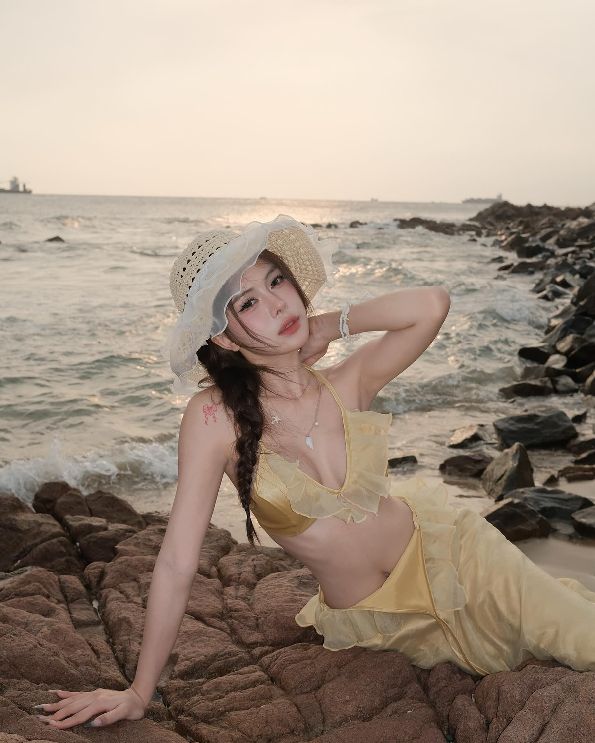 Ngân Hà hay Hà Môi tên thật là Võ Nữ Ngân Hà, sinh năm 2003 tại Đắk Lắk nhưng hiện đang sinh sống và làm việc tại TP. HCM.