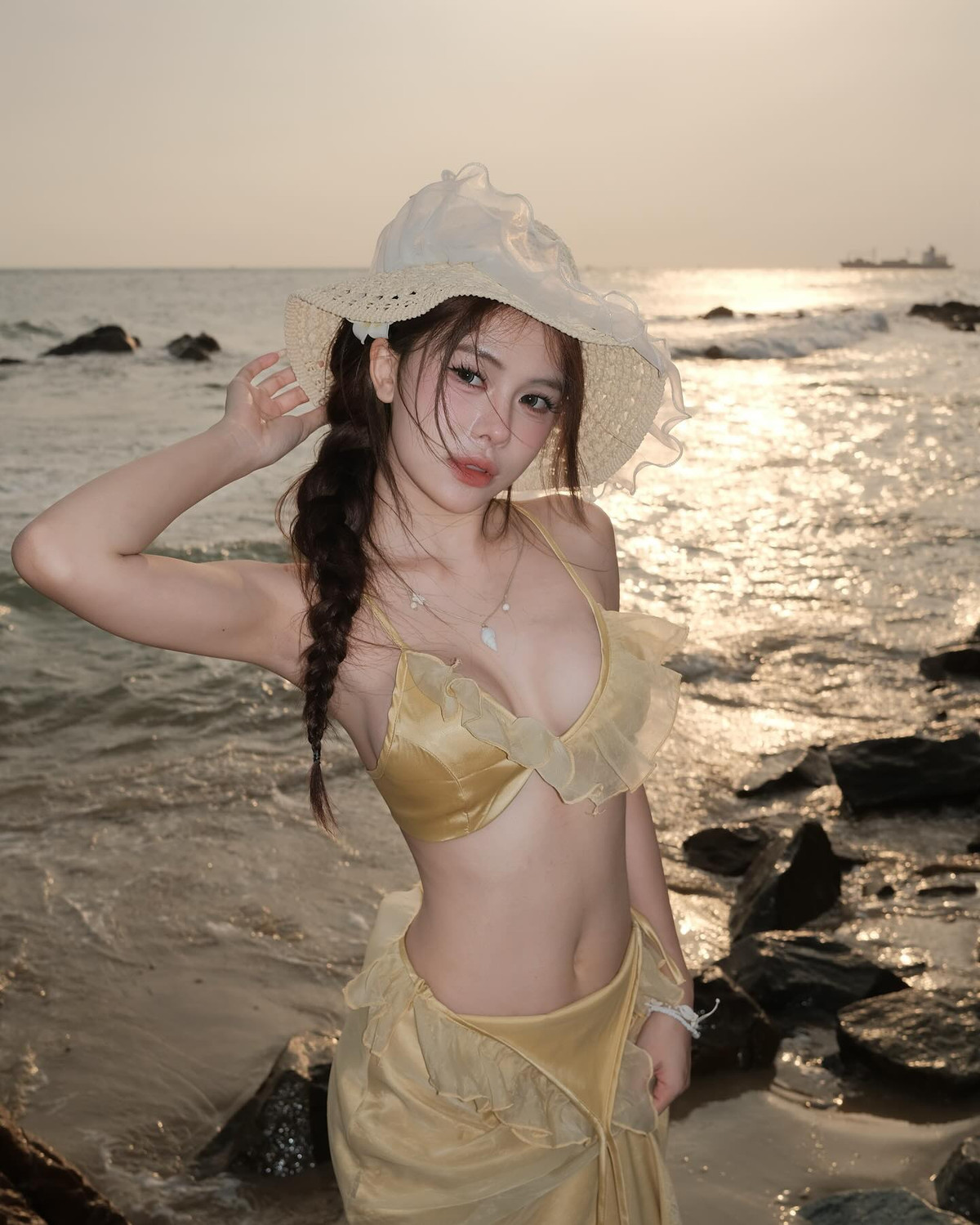 Trong loạt ảnh vừa đăng tải, Ngân Hà tự tin khoe trọn đường cong quyến rũ trong bộ bikini gợi cảm.