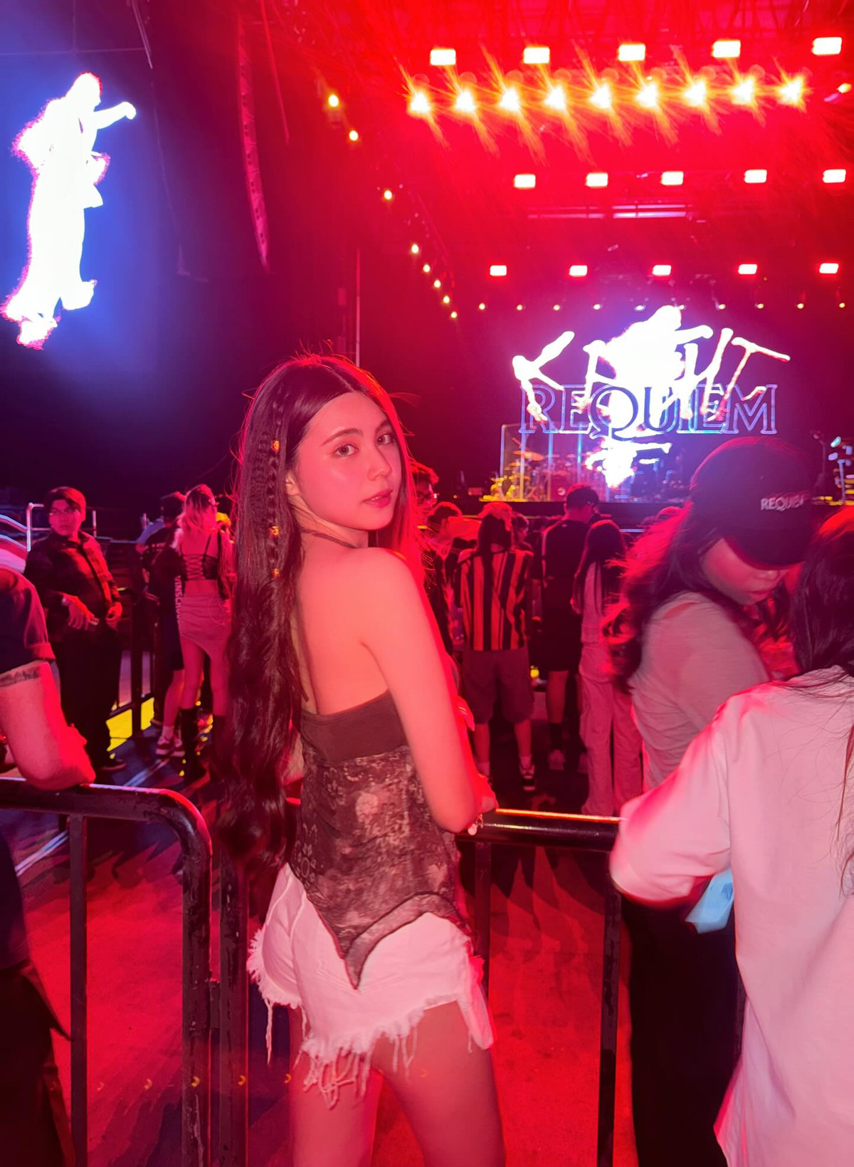 Được biết đến với tính cách khá rụt rẻ, ít khi xuất hiện ở sự kiện như Lọ Lem, những lần Hạt Dẻ lên đồ đều khiến nhiều người phải bất ngờ. Thời gian gần đây, Hạt Dẻ nhiều lần làm netizen phải ngỡ ngàng với phong cách thời trang có phần trưởng thành hơn, gợi cảm có chừng mực.