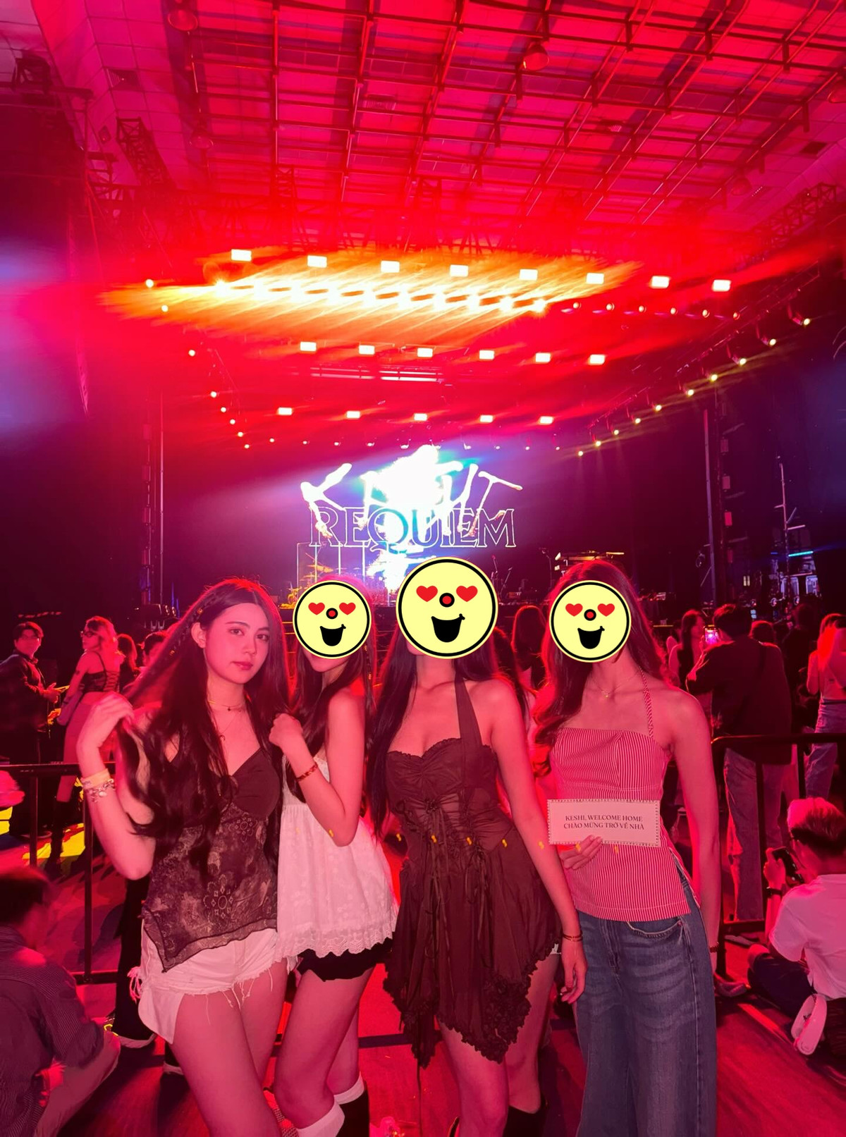 Mới đây, con gái út của Quyền Linh tiếp tục khiến netizen "đứng ngồi không yên" khi xuất hiện tại một sự kiện âm nhạc. Diện outfit cực chất với áo yếm ren phối quần shorts trắng, Hạt Dẻ khoe trọn vóc dáng mảnh mai và đôi chân dài miên man.