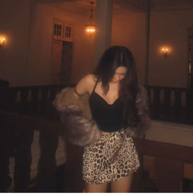 Trong một lần khác, cô bạn lên đồ ấn tượng với chân váy họa tiết da beo ngắn, kết hợp với áo hai dây khoét cổ sâu khoe vòng 1 lấp ló, cùng chiếc áo lông cá tính.