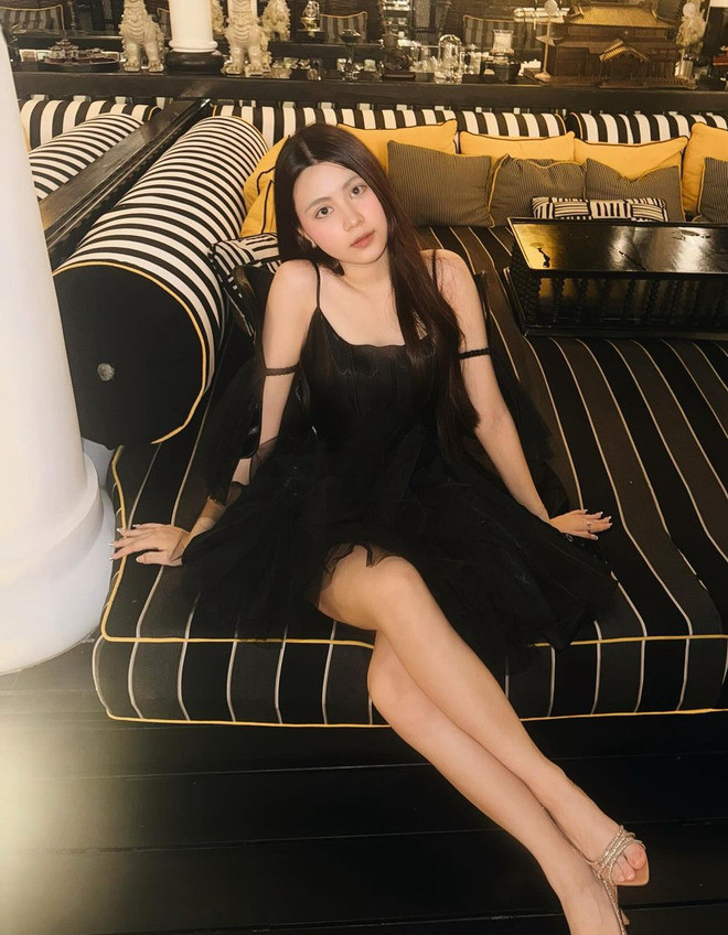 Nếu như chị gái theo đuổi hình tượng nàng thơ dịu dàng thì Hạt Dẻ lại gây ấn tượng với phong cách hiện đại, cá tính.