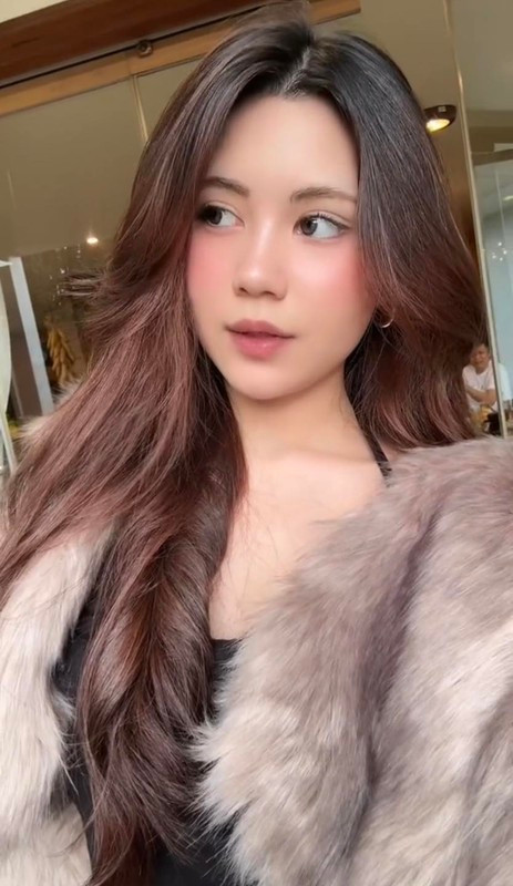 Lần khác nữa, Hạt Dẻ trở thành tâm điểm của mạng xã hội khi xuất hiện với visual lạ lẫm vô cùng xinh đẹp. Cô nàng lựa chọn tone trang điểm thiên hướng phương Tây cá tính, sắc sảo.