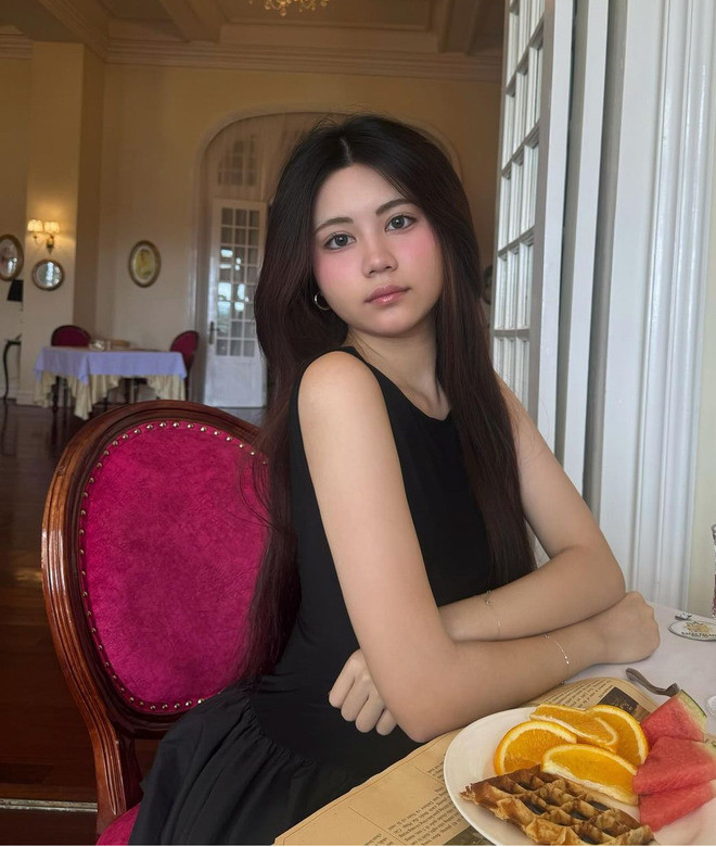 Có thể nhận thấy, Hạt Dẻ ngày càng thăng hạng nhan sắc với gương mặt thanh tú, đôi mắt to tròn, sống mũi cao cùng làn da trắng mịn.