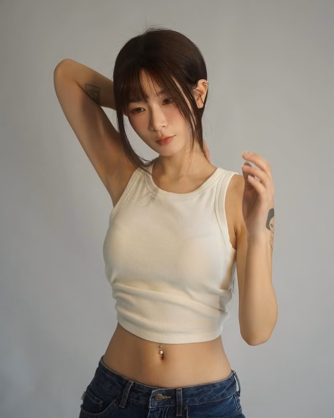 Thạch Trang không chỉ nổi tiếng với vẻ ngoài xinh đẹp mà còn được biết đến qua các video chia sẻ về cuộc sống du học và mẹo làm đẹp trên TikTok.