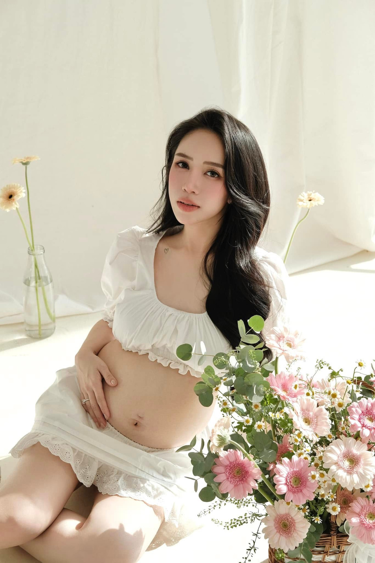 Nàng rich kid mới sinh con thứ ba hồi cuối tháng 6/2024. Chỉ khoảng ba tháng sau, cô cấn bầu em bé thứ 4 một cách bất ngờ, tương tự những lần trước đó.