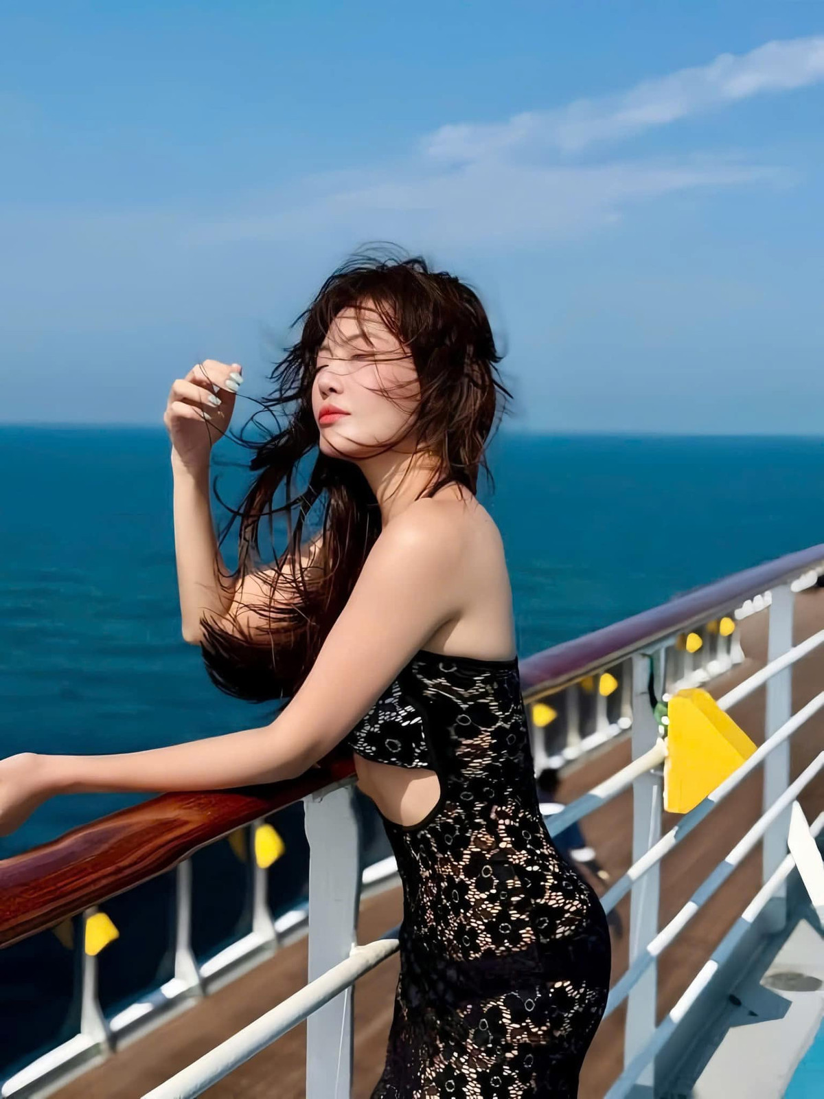 Không ít người hâm mộ dành lời khen ngợi cho vẻ ngoài rạng rỡ, tràn đầy năng lượng của cô.