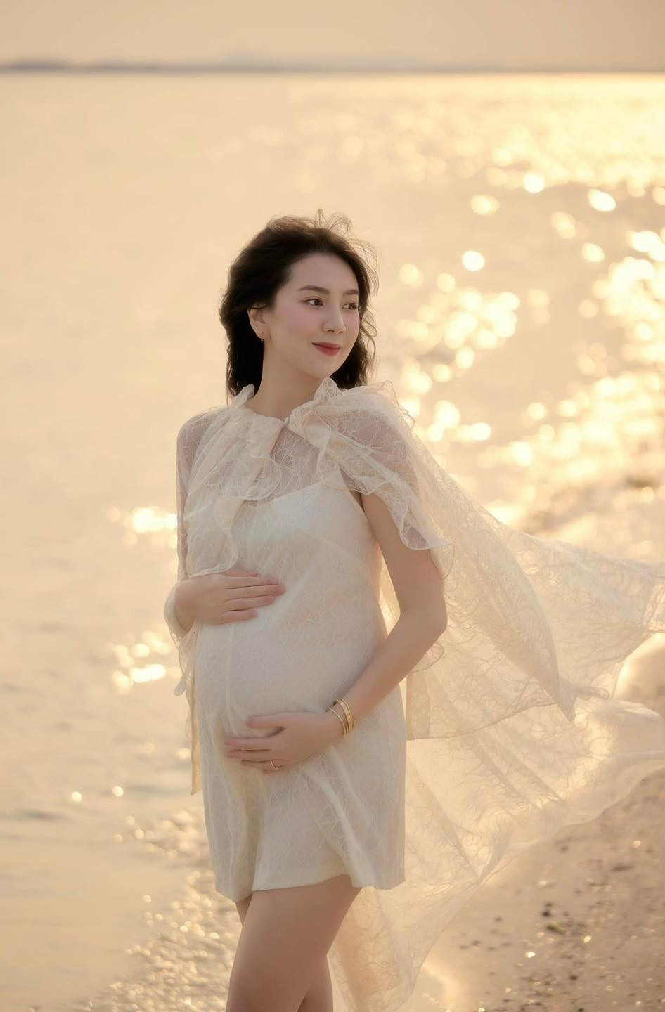 Mẹ bầu 35 tuổi cho biết ở tháng cuối cùng, cô mới thực hiện bộ ảnh vì muốn lưu lại kỷ niệm đáng nhớ với em bé đầu lòng lúc bụng to nhất, cô "rón rén từng bước để tận hưởng và không bỏ quên bất kỳ khoảnh khắc nào".