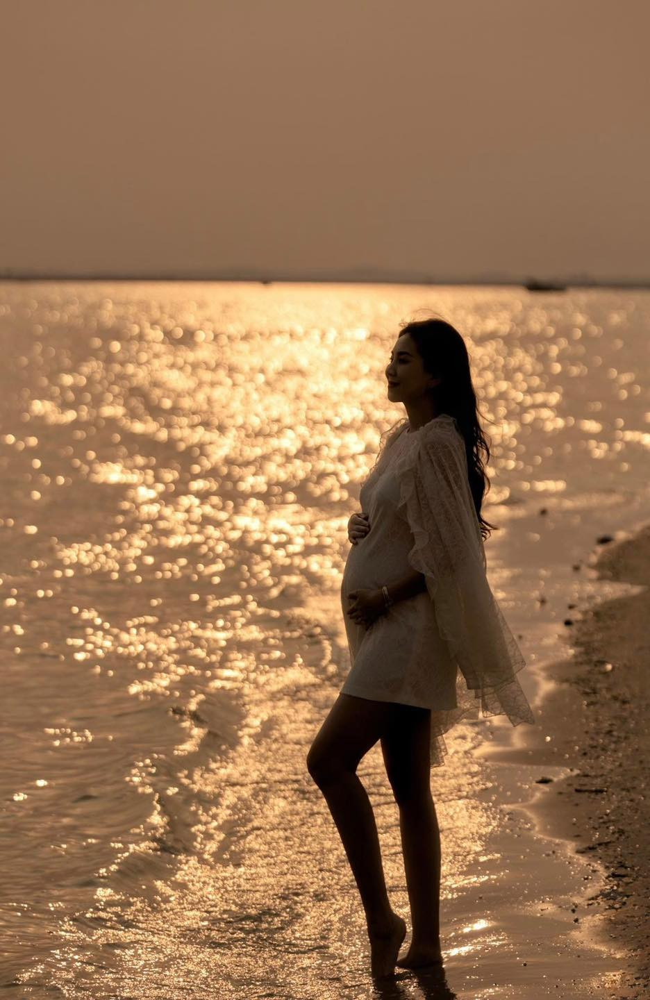 Dù đã tới tháng cuối của thai kỳ, chuẩn bị chào đón thiên thần nhỏ, Mai Ngọc vẫn giữ được vóc dáng gọn gàng, không bị tăng cân nhiều, chân tay không sưng phù.