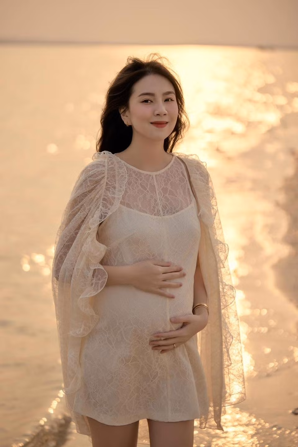 Mới đây trên trang cá nhân, MC Mai Ngọc chia sẻ bộ ảnh bầu ở tháng cuối của thai kỳ, sẵn sàng cho một thiên chức mới. Cô nàng chia sẻ: "Đợi đến tháng cuối cùng mới chụp ảnh biết sẽ mệt hơn, nhưng phần vì 'có thờ có thiêng, có kiêng có lành', phần vì muốn là lúc bụng to nhất để ghi lại kỷ niệm đáng nhớ với em".