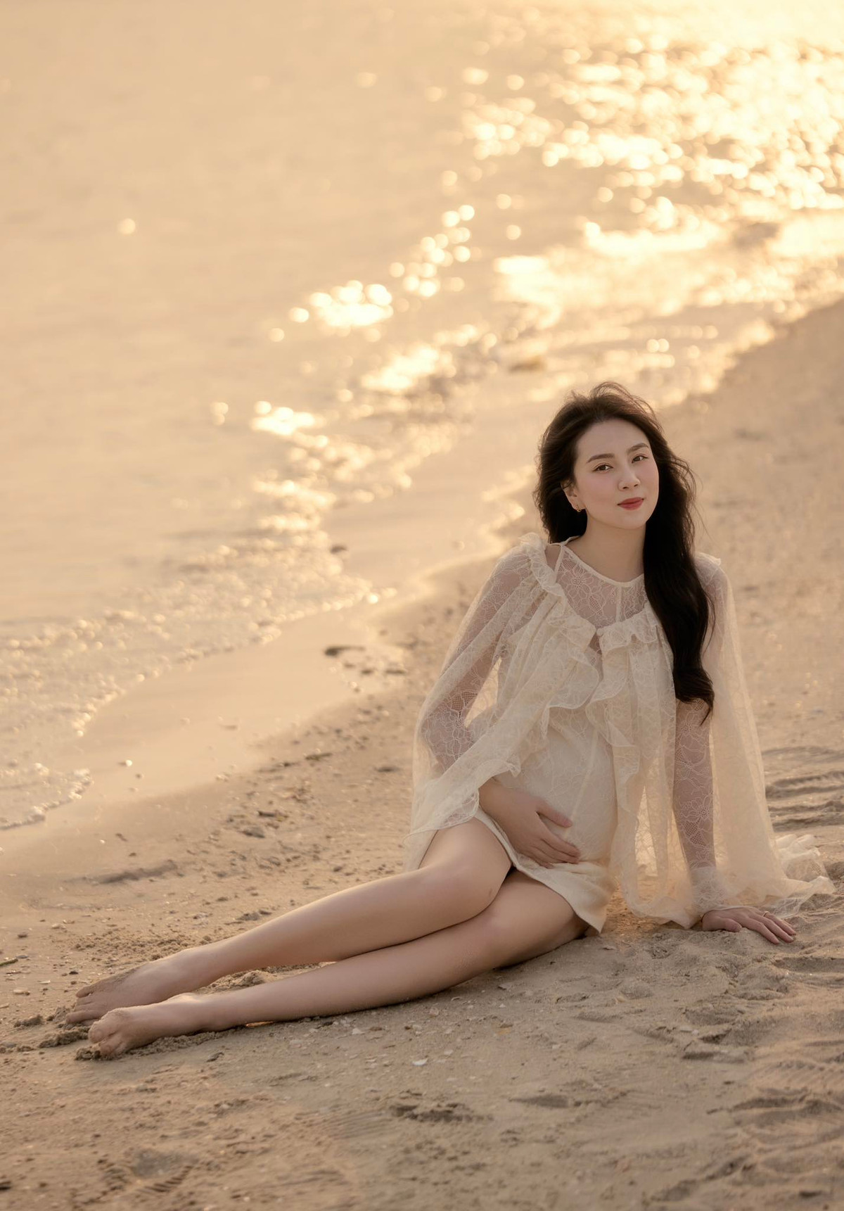 Cộng đồng mạng và người hâm mộ đã gửi nhiều lời chúc mừng đến Mai Ngọc, mong cô có một hành trình làm mẹ trọn vẹn và hạnh phúc: "Chị Ngọc xinh quá đi thui, mẹ bầu mà xinh quá. Em chúc chị sắp tới mẹ tròn con vuông chị nhé", "Chúc mừng chị! theo dõi chị lâu cũng mong chị có 1 ngày hạnh phúc viên mãn như hôm nay. Chúc cho chị vượt cạn thành công, mẹ tròn con vuông!".