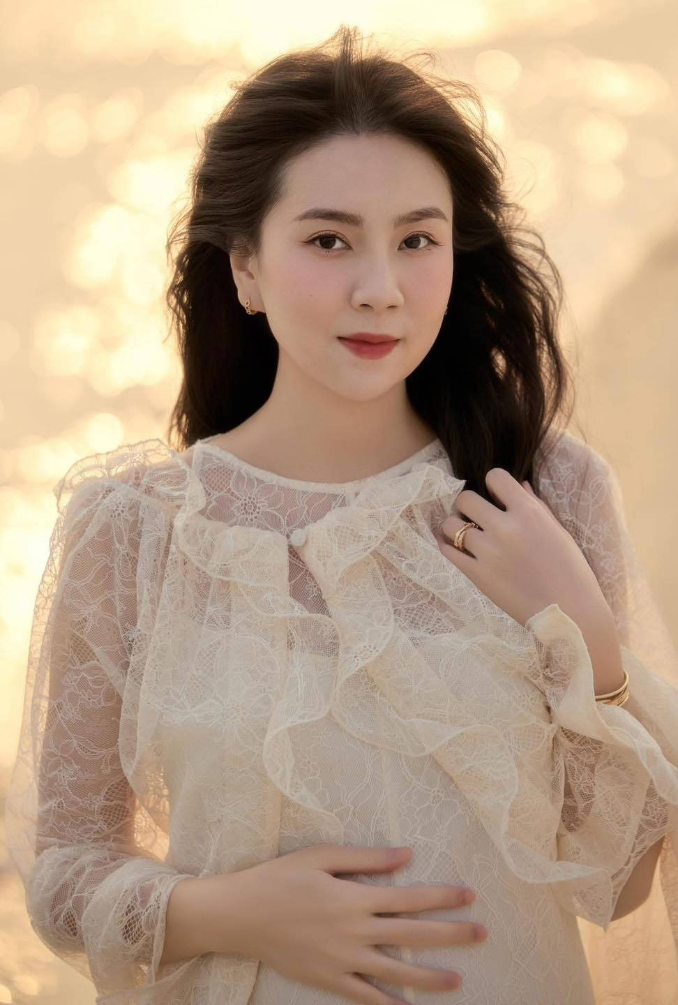 Mẹ bầu diện chiếc váy ren theo phong cách thanh lịch. Trang phục nhẹ nhàng, gợi cảm chừng mực giúp Mai Ngọc được khen ngợi về sắc vóc lẫn thời trang bầu.