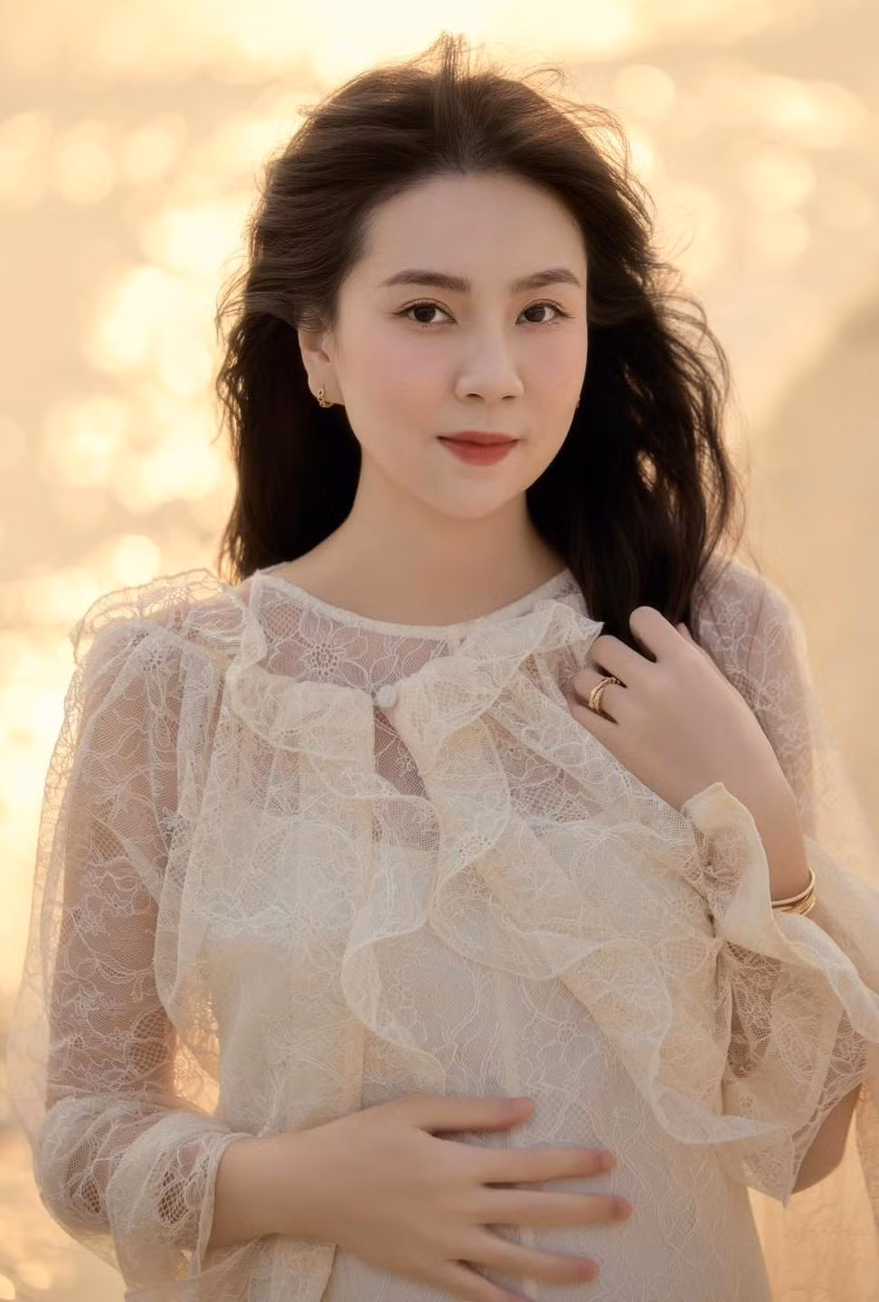 Mẹ bầu diện chiếc váy ren theo phong cách thanh lịch. Trang phục nhẹ nhàng, gợi cảm chừng mực giúp Mai Ngọc được khen ngợi về sắc vóc lẫn thời trang bầu.