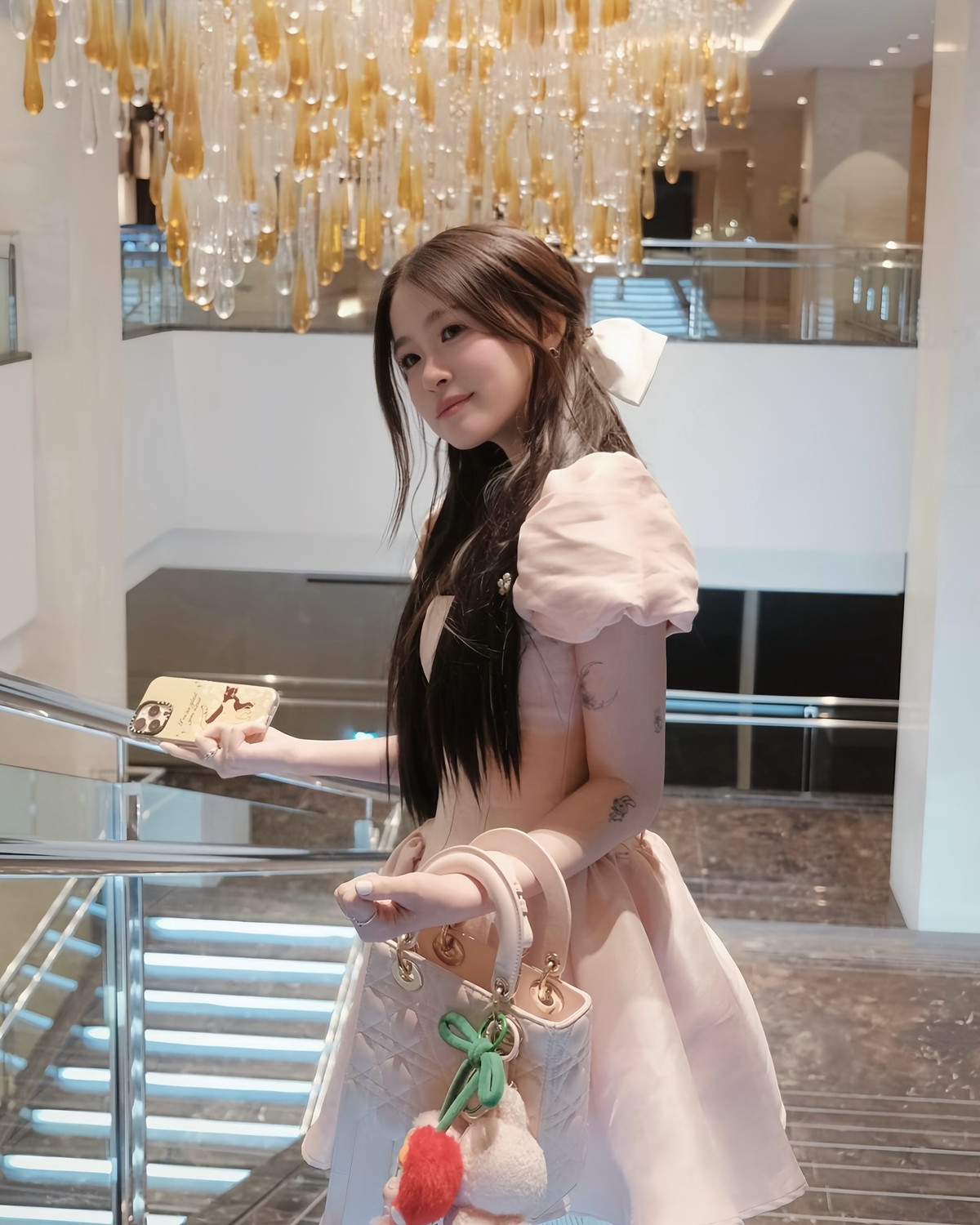 Ngay sau khi đăng tải, loạt ảnh mới của Chao nhanh chóng nhận về hàng nghìn lượt yêu thích và bình luận, hầu hết đều xuýt xoa trước tạo hình lần này của cô nàng: "Ngoan xinh yêu của ai đó ạ", "yêu quá chừng", "xinh quá chị ơi".