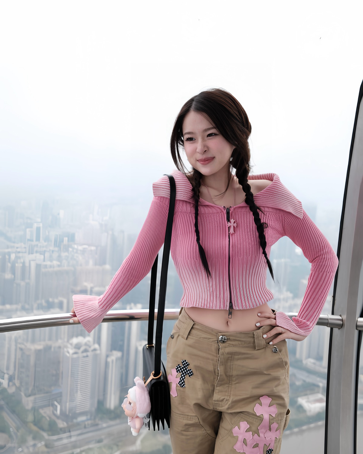 Lối trang điểm tự nhiên kết hợp với kiểu tóc tết hai bên năng động, nhí nhảnh càng làm nổi bật nét thanh tú trên gương mặt cô nàng.