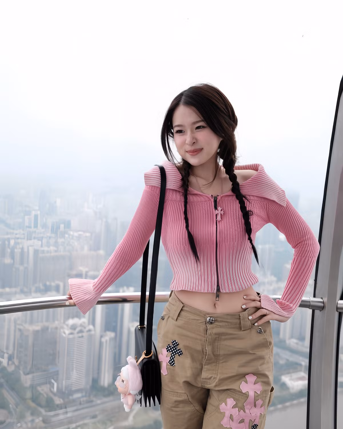 Lối trang điểm tự nhiên kết hợp với kiểu tóc tết hai bên năng động, nhí nhảnh càng làm nổi bật nét thanh tú trên gương mặt cô nàng.