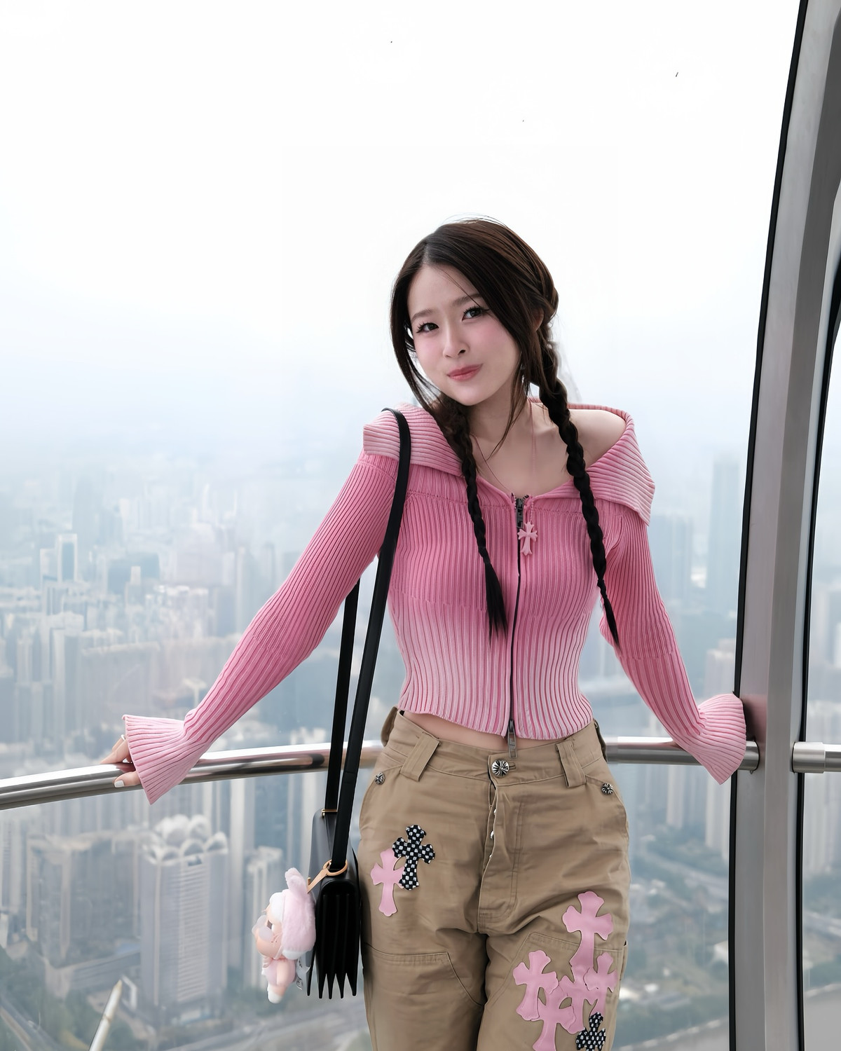 Không cần lên đồ quá cầu kì, cô nàng vẫn chiếm trọn thiện cảm của người hâm mộ.