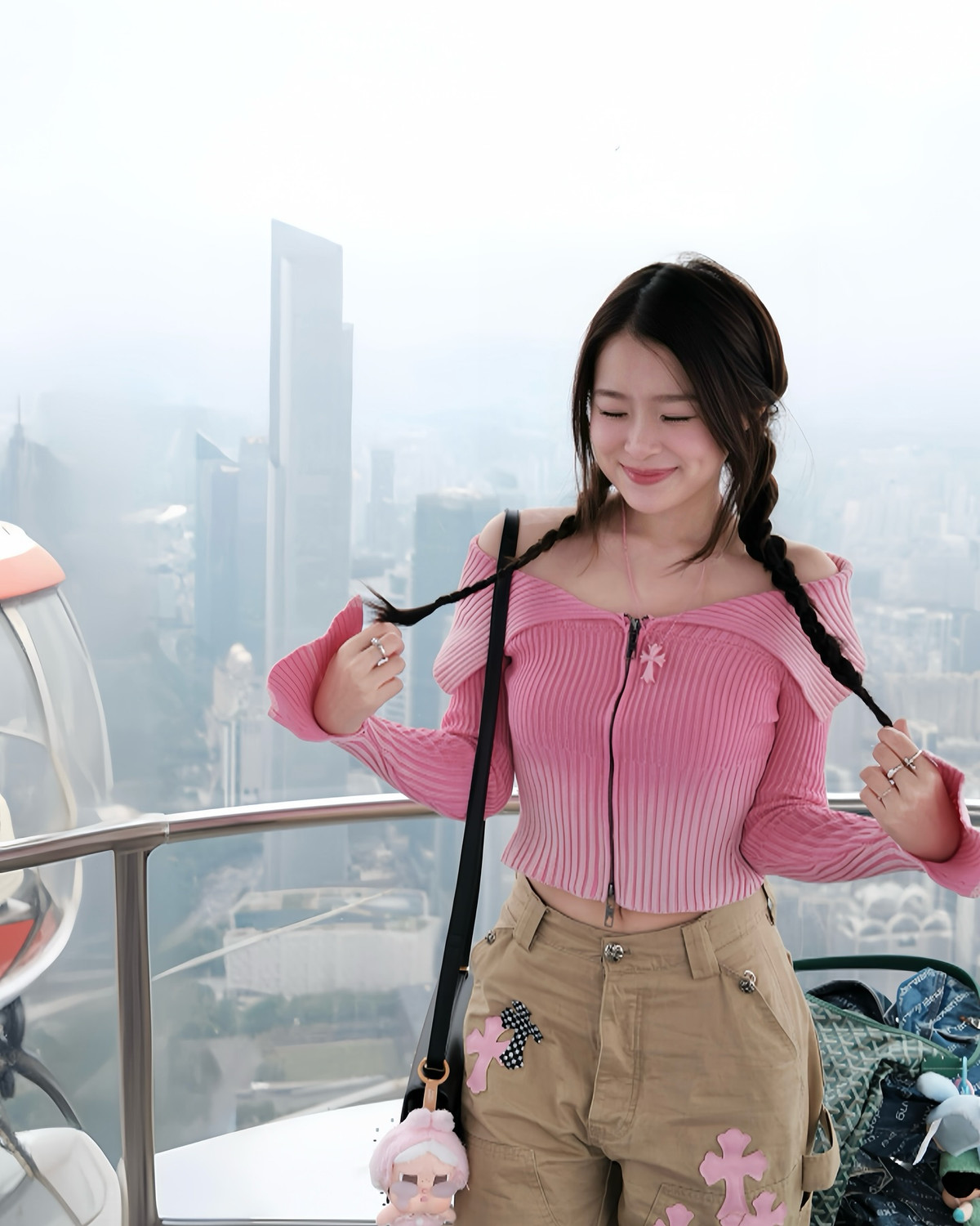 Khi cần cá tính, cô có thể "biến hóa" với những bộ cánh thời thượng; khi muốn dịu dàng, cô lại hóa nàng thơ ngọt ngào đầy cuốn hút.