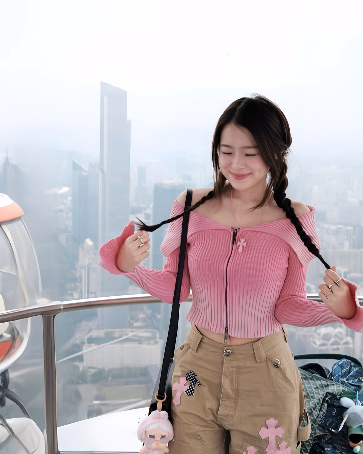 Khi cần cá tính, cô có thể "biến hóa" với những bộ cánh thời thượng; khi muốn dịu dàng, cô lại hóa nàng thơ ngọt ngào đầy cuốn hút.