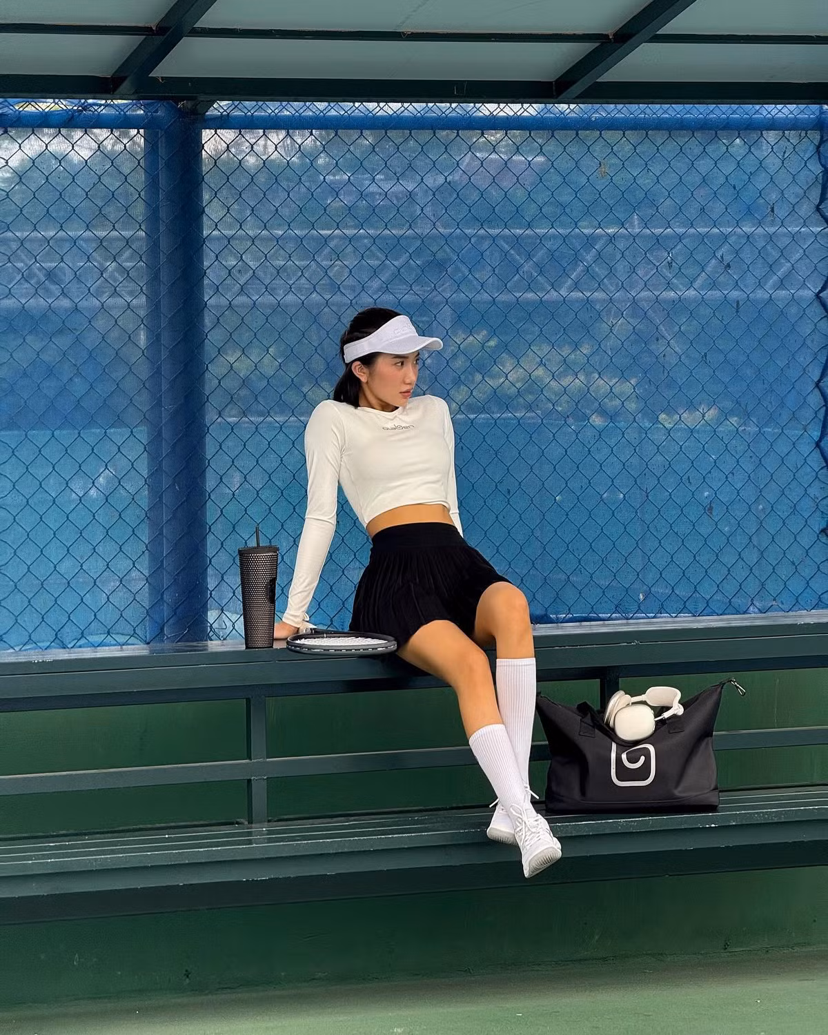 Ngay khi bộ ảnh được đăng tải, cư dân mạng đã dành nhiều lời khen cho nhan sắc và thần thái ngày càng thăng hạng của Huyền 2k4: " Cổ đẹp quá", "Slay quá mom ơi".